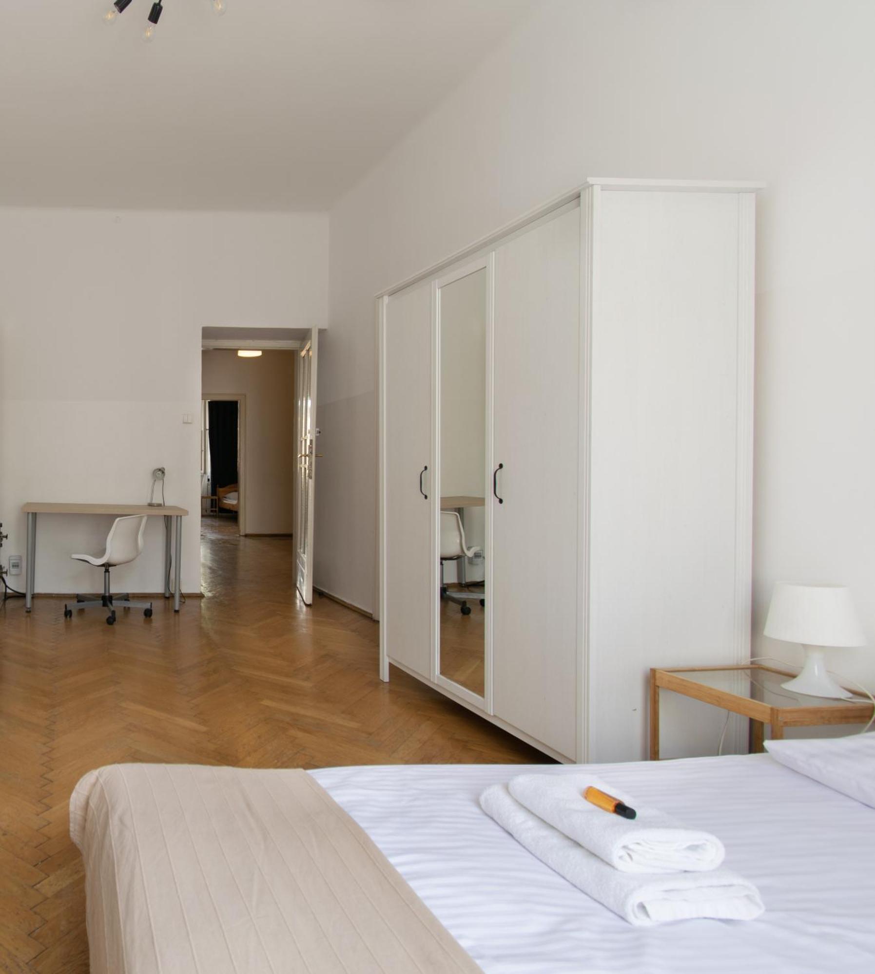 Retro Apartmentments Lobzowska Street คราคูฟ ภายนอก รูปภาพ